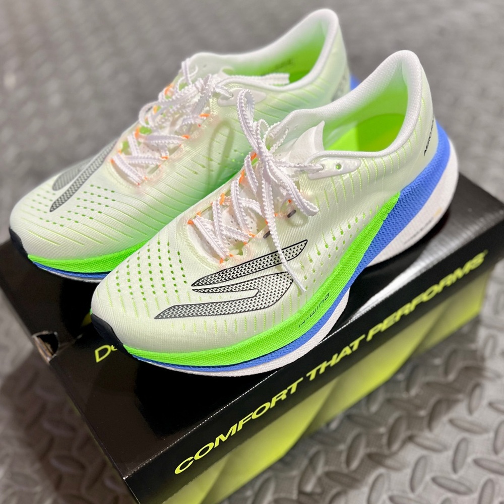 Skechers Performance AERO Razor (Womens 9)